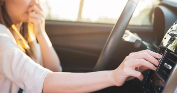 vì sao điều hòa ô tô có mùi hôi