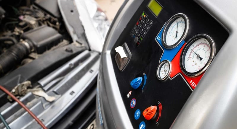 kiểm tra ga điều hòa ô tô trước khi nạp