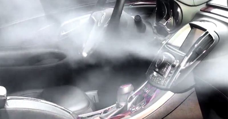 vì sao điều hòa ô tô chảy nước trong xe