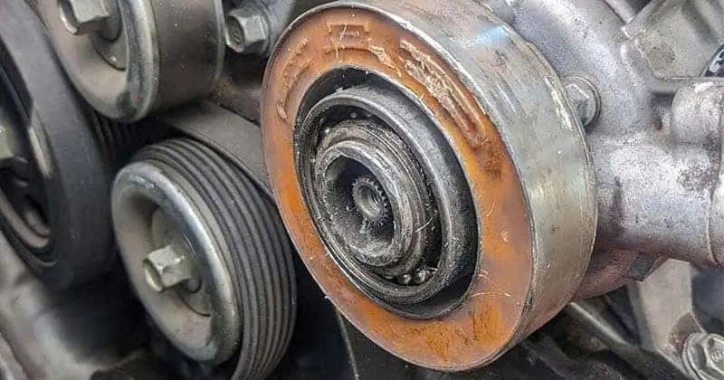 vì sao điều hòa ô tô có tiếng rít ở khoang động cơ