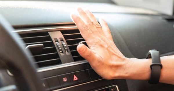 vì sao điều hòa ô tô thổi gió yếu