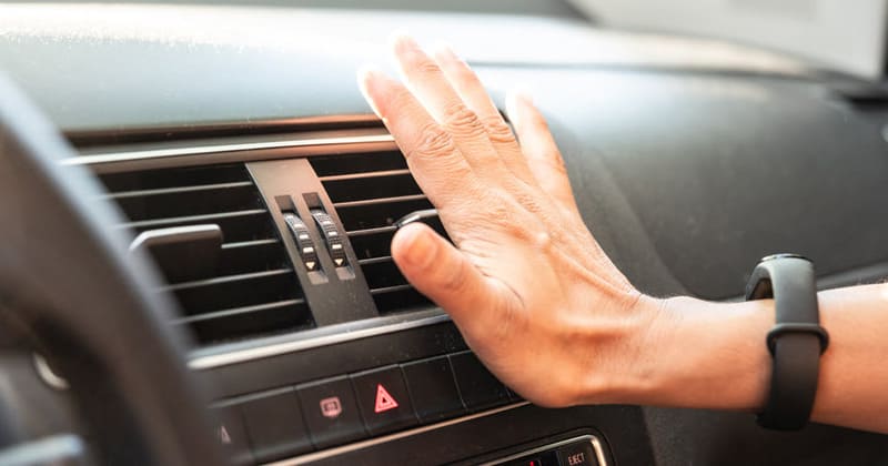 vì sao điều hòa ô tô thổi gió yếu