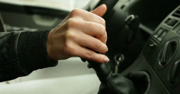 vì sao hộp số ô tô vào số chậm