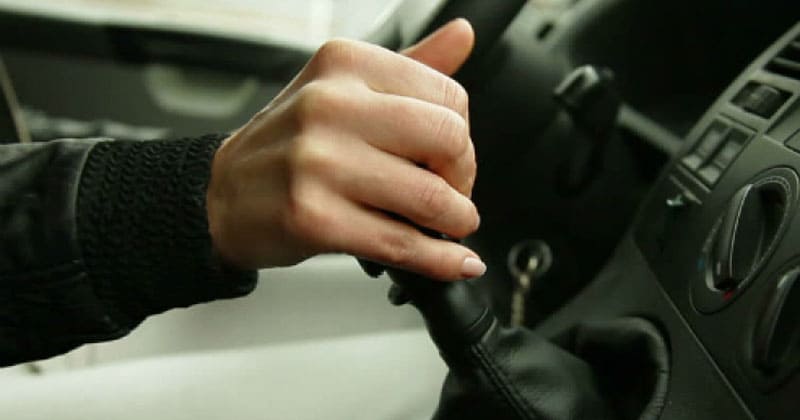 vì sao hộp số ô tô vào số chậm